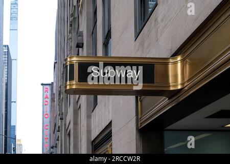 Vista della stazione della metropolitana presso radio City Music Hall, un luogo di intrattenimento e teatro all'interno del Rockefeller Center, a Manhattan, New York City Foto Stock