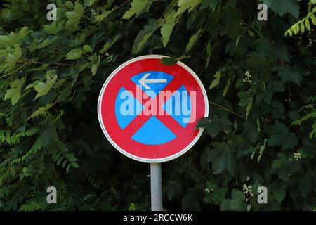 un cartello di divieto di parcheggio sul lato della strada Foto Stock