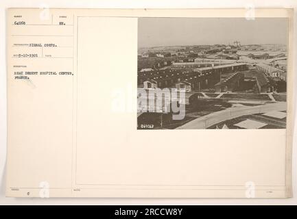 Soldati e personale medico al Beau Desert Hospital Center in Francia durante la prima guerra mondiale. La foto è stata scattata dal Signal Corps ed è numerata 64068. L'immagine mostra il centro ospedaliero con il suo simbolo distinto. Foto Stock