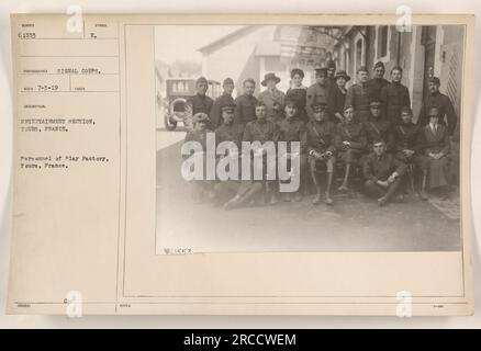 Il personale della Play Factory di Tours, Francia, intrattiene i soldati americani durante la prima guerra mondiale. La foto mostra i membri della Play Factory impegnati in una performance o prova. L'immagine è stata scattata dal Signal Corps e fa parte della sezione Entertainment, Tours, collezione France. Foto Stock