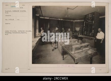 I soldati del Dartmouth College Training Detachment di Hanover, N.H. sono visti impegnati in attività di splicing di cavi. Questa fotografia è stata scattata durante la prima guerra mondiale come parte della collezione di fotografie delle attività militari americane. L'immagine è tratta dal SOGGETTO 59008 S.A.T.C. DARTMOUTH COLLEGE. Il fotografo registrò l'immagine il 27 aprile 1919. Si prega di notare che questa fotografia è classificata solo per uso ufficiale. Foto Stock