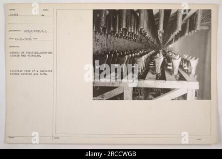 Vista interna di un rack di machinegun tedesco catturato che mostra il metodo di impilamento e raggruppamento dei trofei di guerra tedeschi. Fotografia scattata il 22 dicembre 1919 dal fotografo Sot.K.PCLK.S.C. Il rack è numerato 67454. La descrizione dettagliata e le note sull'elemento includono il simbolo 067461/12. Foto Stock