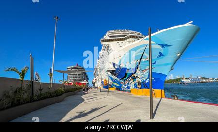 Puerto Plata, DR - 10 gennaio 2022: La nave da crociera Norwegian Escape ormeggiata al porto di Taino Bay a Puerto Plata, Repubblica Dominicana. Foto Stock