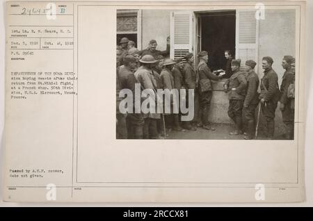 I fanti della 90a Divisione acquistano dolci da un negozio francese a Elercourt, Mosa, Francia, dopo il loro ritorno dalla St. Mihiel Fight. La foto è stata scattata il 5 ottobre 1918 dal 1st Tenente R. W. Sears, S.C. È stato pubblicato dopo essere stato recensito dalla A.E.F. censor. Foto Stock