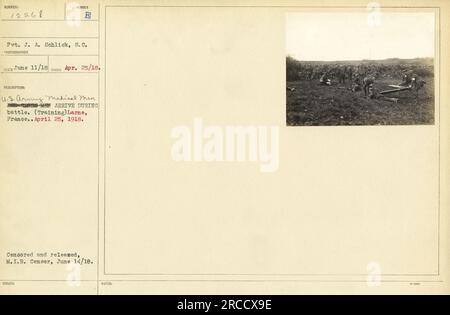 Pvt. J. A. Schlick, S.C., un americano Personale medico dell'esercito, è visto arrivare durante una battaglia a Larne, in Francia, il 25 aprile 1918. La fotografia è stata scattata dal fotografo RECO e autorizzata per la pubblicazione da parte del censore M.I.B. il 14 giugno 1918. Foto Stock