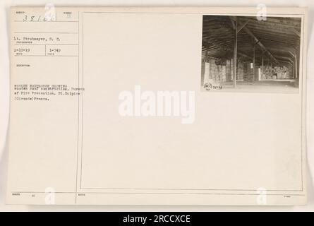 Il tenente Strohmeyer ha scattato questa foto il 10 febbraio 1919. L'immagine raffigura un magazzino in legno con un notevole tetto in legno in St Sulpice, Gironde, Francia. La fotografia è stata scattata come parte degli sforzi di documentazione del Bureau of Fire Prevention durante la prima guerra mondiale. Foto Stock
