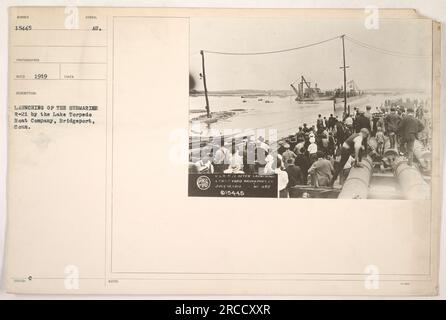 "Lancio del sottomarino R-21 da parte della Lake Torpedo Boat Company, Bridgeport, Conn., nel 10 luglio 1918. L'immagine cattura il momento in cui il sottomarino viene lanciato in acqua. È stata scattata da un fotografo sconosciuto nel 1919." Foto Stock