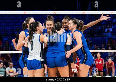 Arlington, USA. 13 luglio 2023. I giocatori italiani festeggiano durante una partita dei quarti di finale tra T¨¹rkiye e l'Italia alla Women's Volleyball Nations League ad Arlington, negli Stati Uniti, il 13 luglio 2023. Crediti: Chen Chen/Xinhua/Alamy Live News Foto Stock