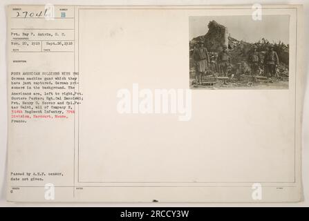 Il 26 settembre 1918 il Pvt. Ray P. Antrim cattura un'immagine di quattro soldati americani della compagnia B, 314th Regiment Infantry, 79th Division, che hanno appena catturato due mitragliatrici tedesche durante la prima guerra mondiale ad Harcourt, nella Mosa, in Francia. I prigionieri tedeschi possono essere visti sullo sfondo. La fotografia è stata passata dalla censura A.E.P. ma la data dell'approvazione del censore è sconosciuta. Foto Stock