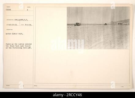 Un viaggio in convoglio durante la prima guerra mondiale Il convoglio è visto entrare nel deserto del Gran Lago Salato al Sieberling Cutt-off, come catturato in questa fotografia da S.C. Lacey. La foto è stata scattata il 10 ottobre 1919 ed è conservata nell'archivio StillPixFindingAid. Foto Stock