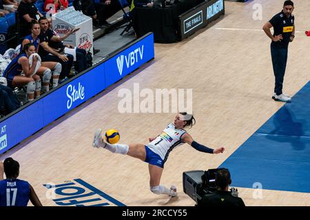 Arlington, USA. 13 luglio 2023. L'italiano Fersino Eleonora salva la palla durante una partita dei quarti di finale tra T¨¹rkiye e l'Italia alla Women's Volleyball Nations League ad Arlington, negli Stati Uniti, il 13 luglio 2023. Crediti: Chen Chen/Xinhua/Alamy Live News Foto Stock