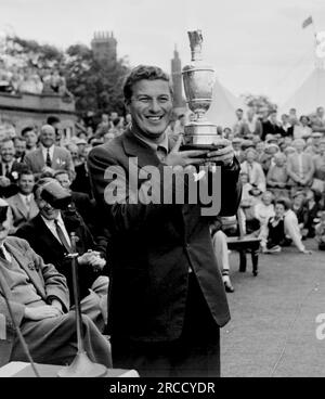 Foto del file datata 06-07-1956 di Peter Thomson detiene il trofeo a Holylake dopo aver vinto il British Open per il terzo anno consecutivo nel 1956. Dopo aver concluso sesto al suo debutto al Royal Portrush nel 1951, Thomson ha continuato a produrre un incredibile numero di risultati nell'Open e ha sollevato la brocca Claret per un totale di cinque volte. Data di emissione: Venerdì 14 luglio 2023. Foto Stock