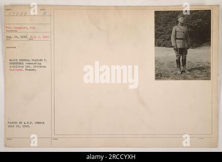 Il soldato Longacre della 1st Division Artillery, sotto il comando del maggiore generale Charles P. Summerall, è raffigurato durante la prima guerra mondiale La foto è stata scattata a Tartigny, in Francia, il 4 luglio 1918. Questa immagine è stata certificata e approvata dalla A.E.F. censor il 29 luglio 1918, e fa parte di una più ampia serie di fotografie raffiguranti le attività militari americane durante la guerra. Foto Stock