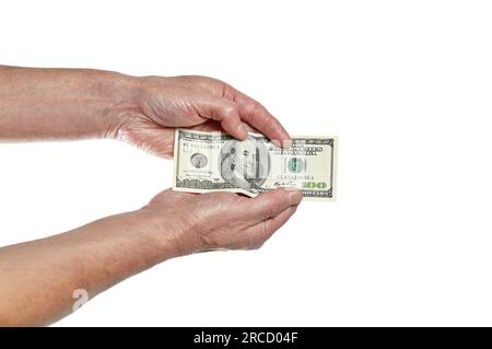 La mano degli uomini che tiene conto di $100 dollari isolato su fondo bianco. Cento dollari di fattura in mano di uomo a pagare e dare Foto Stock