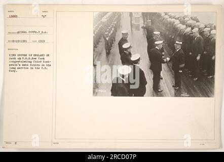 Re Giorgio d'Inghilterra si congratula con l'ufficiale del Capo Bosun Schirm per il suo lungo servizio negli Stati Uniti Marina a bordo della USS New York. Questa foto è stata scattata nel 1919 e fa parte della collezione di attività militari americane durante la prima guerra mondiale. Foto Stock