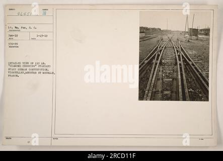 Questa fotografia raffigura una vista dettagliata di una costruzione tedesca a scartamento standard "Diamond Crossing" da 110 libbre a Vigneulles, Meurthe e Mosella, in Francia. Il soggetto della fotografia è identificato come 46451 tenente W. Fox, S.C. Il fotografo dell'immagine è 326-19 e la descrizione è stata rilasciata il B 1-23-19. Foto Stock