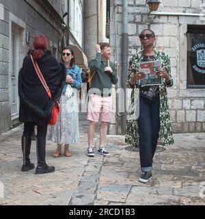 Montenegro, 13 aprile 2023: Un gruppo di turisti a St Piazza Tryphon nel centro storico di Kotor Foto Stock