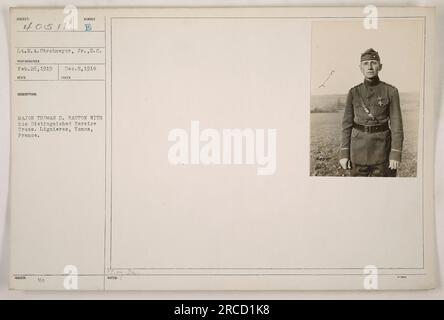 Il maggiore Thomas D. Barton riceve la Distinguished Service Cross a Lignieres, Yonne, Francia. Catturato il 26 febbraio 1919 dal tenente H.A. Strohmeyer Jr., un fotografo del Signal Corps. La fotografia è stata ricevuta e gli è stato assegnato il numero B40511. L'immagine raffigura il maggiore Barton con la sua medaglia. Foto Stock