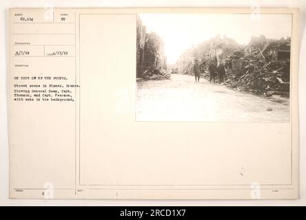 Il generale Haan, il capitano Thomson e il capitano Pearson sono visti in una strada a Fismes, in Francia durante la prima guerra mondiale. La foto, numero 62.114, è stata scattata il 7 agosto 1919. L'immagine mostra i tre uomini con un'automobile sullo sfondo. La descrizione è stata rilasciata con il simbolo EU ed è stata presa il 17 aprile 1919. Foto Stock