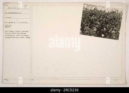 L'immagine mostra un gruppo di civili francesi riuniti in giro dopo una cerimonia di decorazione per congratularsi personalmente con il tenente Strohmeyer del 348th Infantry. La foto è stata scattata l'11 gennaio 1919 e ricevuta il 28 marzo 1919 da S.C. Fotografo numero E.. Foto Stock