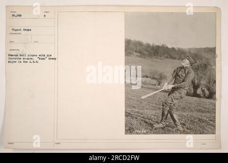 Il giocatore di baseball "Hank" Gowdy delle American Expeditionary Forces (A.E.F) posa con la sua arma preferita durante la prima guerra mondiale. La fotografia, scattata dal fotografo Sumber 50.089, mostra il doppio ruolo di Gowdy come soldato e atleta. Vale la pena notare che il maggiore Gowdy ha prestato servizio nell'A.E.F. L'immagine fa parte di una collezione che documenta le attività militari americane durante la grande Guerra. Foto Stock