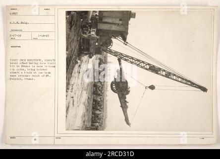 Soldati americani che caricano obici da 8 pollici su un treno presso il deposito di ordigni della base americana a St. Sulpice, Francia. I soldati stanno tornando a casa dopo aver adempiuto il loro dovere in guerra, aiutando i tedeschi ad arrendersi. Fotografia scattata da A.E.F. Enlg. Il 27 marzo 1919. Foto Stock