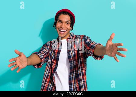 Ritratto fotografico di un giovane ragazzo attraente mani strette eccitato vogliono abbraccio vestito elegante indumento a scacchi isolato su sfondo di colore ciano Foto Stock