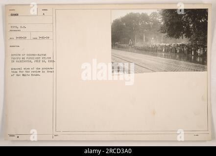 Una revisione delle truppe cecoslovacche da parte del presidente Wilson a Washington il 18 luglio 1919. Questa fotografia mostra i preparativi per la revisione che si svolge di fronte alla Casa Bianca. L'immagine è stata scattata dal fotografo S.C. Hitz il 21 luglio 1919 e rilasciato il 26 luglio 1919. Foto Stock