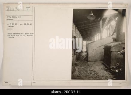 Questa fotografia raffigura un inceneritore di feci al base Hospital 68 di Mars sur Allier, Nievre, Francia durante la prima guerra mondiale. Il soggetto dell'immagine è identificato come privato 45896 Eddy, S.C. La foto è stata scattata il 30 dicembre 1918 e le informazioni del fotografo sono ECD 3-28-19, 1949-19. Foto Stock