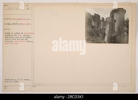 Una fotografia scattata da Pvt. Longacre il 18 giugno 1918, che mostra la Numa Tower del Castello di Folleville. La torre, costruita nel XIV secolo, fu utilizzata come punto di osservazione per la 1st Division durante la prima guerra mondiale. La foto è stata emessa dalla A. E. F. Censor il 29 luglio 1918. Foto Stock