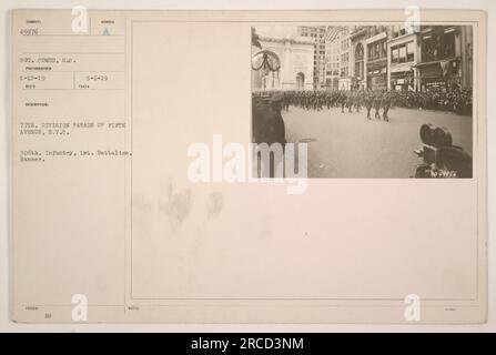 I soldati della 77th Division marciano in una parata sulla 5th Avenue a New York. La fotografia cattura specificamente il 306th Infantry, 1st Battalion, che porta uno striscione. La foto è stata scattata da S.C. Combs il 15 maggio 1919, e fu ricevuto il 6 maggio 1919. È etichettato con la descrizione "188UED" e le note menzionano "IL NUMERO 5-6-19 PRENDE IL 77ESIMO. DIVISION PARADE SU FIFTH AVENUE, N.Y.C. Io 306esimo. Fanteria, ist. Battaglione, Banner. Foto Stock