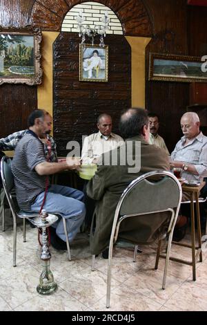 Gli uomini arabi, fumo un nargileh in un cafe in oriente, Gerusalemme, Israele Foto Stock