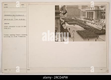 Il 369th Infantry Regiment sfilerà per le strade di New York City, passando per la Public Library. I soldati sono visti marciare in stretta formazione. La fotografia è stata scattata il 15 febbraio 1919 e fa parte della collezione "Photographs of American Military Activities during World War One". Foto Stock