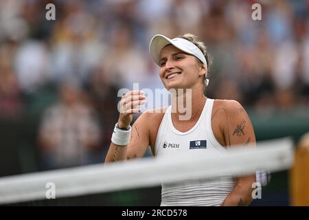 La tennista ceca Marketa Vondrousova è in azione durante la partita di tennis femminile Singles contro Jessica Pegula degli Stati Uniti nello champi di tennis di Wimbledon Foto Stock
