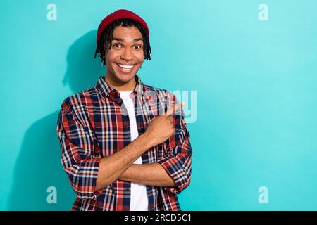 Ritratto fotografico di un giovane ragazzo attraente eccitato sorriso toothy spazio vuoto vestito elegante indumento a scacchi isolato su sfondo di colore ciano Foto Stock