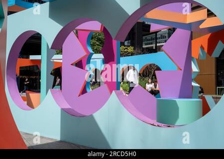 I membri del pubblico occupano i viottoli e le curve nelle opere d'arte degli artisti Wade e Leta dal titolo "Now You SEE me" al 201 Bishopsgate nella City di Londra, il quartiere finanziario della capitale, il 13 luglio 2023, a Londra, in Inghilterra. Foto Stock