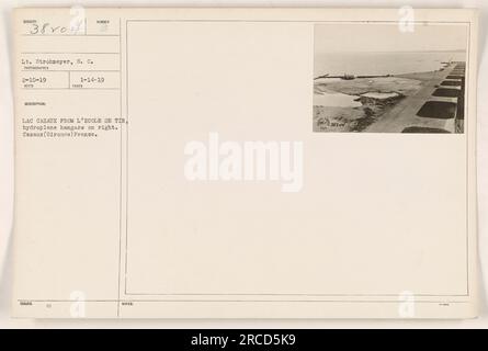 Veduta aerea del tenente Strohmeyer, S.C., tratta dall'ecole de TIR di Cazaux, Francia. La fotografia mostra gli hangar degli idroplani sul lato destro. La foto è stata scattata il 10 febbraio 1919 ed è etichettata con i numeri di identificazione 38104 e 38204. ISSN 0. Foto Stock