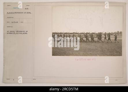 I soldati dell'Università del Minnesota si dedicano all'addestramento di esercitazione. Questa fotografia, etichettata SUBIECT 58720, è stata scattata dal fotografo S.A.T.C. Università di Minn. Il 27 aprile 1919. I soldati indossano l'uniforme C rilasciata al Drill, situato al St. Paul, campus del Minnesota. Queste attività erano destinate esclusivamente ad uso ufficiale. Foto Stock