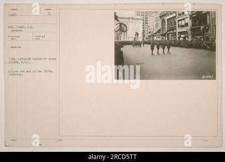 L'immagine mostra la parata della 77th Division sulla Fifth Avenue a New York City. La fotografia cattura specificamente il 307th Infantry, con soldati che portano i colori. La foto è stata scattata il 15 maggio 1919 dal sergente Combs, S.C. La descrizione menziona un numero di 188 UED e note aggiuntive numerate 949967. Foto Stock