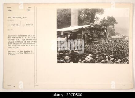 West Point, Stati Uniti L'Accademia militare tenne delle esercitazioni di laurea in cui il Segretario alla Guerra Newton D. Baker presentò un diploma ad uno studente identificato come Sgt. Steiniger in questa fotografia. Un totale di 275 cadetti hanno ricevuto diplomi, rendendolo uno dei più impressionanti esercizi del giorno di inizio presso l'istituzione. Foto Stock