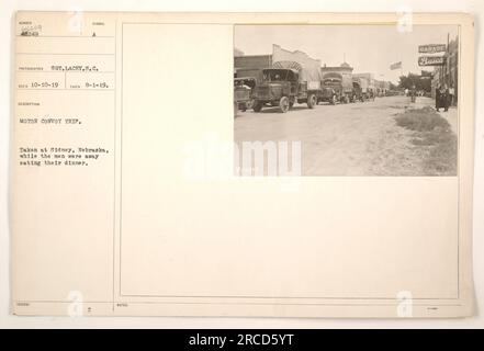 I soldati fanno una pausa durante un viaggio in convoglio a Sidney, Nebraska. La foto mostra i veicoli dei soldati parcheggiati fuori da un garage, mentre sono via a cena. Data di acquisizione: 1 agosto 1919.(foto di Sgt. Lacey S.C.) Foto Stock