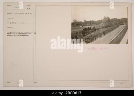 Gruppo di militari americani che marciano in formazione verso un edificio presso l'Università del Minnesota a St. Paul. La fotografia è stata scattata il 27 aprile 1919 da un fotografo sconosciuto con il fotografo soggetto che conta 58680 nell'8th Aero Training Corps. Questa immagine è destinata esclusivamente all'uso ufficiale. Foto Stock