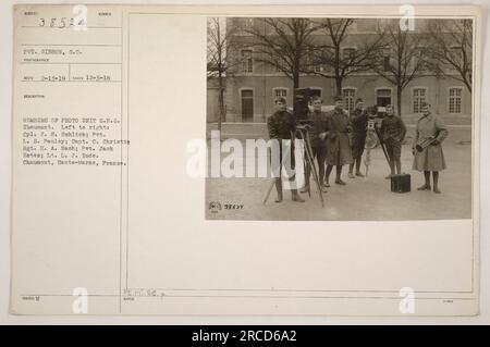 Membri dell'unità fotografica G.H.Q. Chaumont si vede in questa immagine. Da sinistra a destra: CPL. J.S. Schlick, Pvt. L.S. Pauley; Capt. C. Christie; Sgt. H.A. Nash; Pvt. Jack Estes; tenente L.J. Rode. La foto è stata scattata il 3 dicembre 1918 a Chaumont, Haute-Marne, in Francia. Questa immagine è stata ricevuta il 13 febbraio 1919. Foto Stock