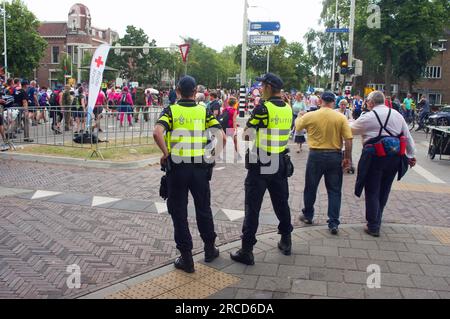 Nijmegen, Paesi Bassi - 17 luglio 2019: Agenti di polizia durante le quattro giornate internazionali di marcia Nijmegen Foto Stock