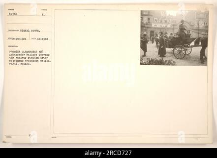 Il Premier Clemenceau e l'ambasciatore Wallace salutano il presidente Wilson a Parigi, in Francia, dopo il suo arrivo alla stazione ferroviaria. Questa fotografia, scattata nel dicembre 1918, cattura il momento storico. Data la descrizione della fotografia, è stata emessa con banconote numerate 62760 e proviene dalla collezione "Photographs of American Military Activities during World War One". Foto Stock