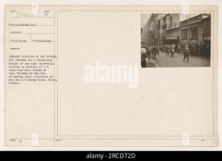 Pvt. E. E. Evans, S.C., fotografo, ha catturato questa immagine il 21 novembre 1918, mostrando i Jambons, un gruppo di artisti americani di Vaudeville che prestano servizio negli Stati Uniti Esercito, sfilata su Rue Royale a Parigi, Francia. I Jambons furono formati a Camp Sherman dal sergente Pat. Stromberg, sotto la direzione del maggiore generale E. P. Glenn. Questa fotografia fa parte della collezione numerata 37423. Foto Stock