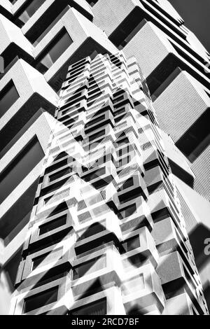 Architettura moderna trasformata in motivi creativi in bianco e nero Foto Stock