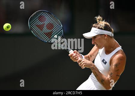 La tennista ceca Marketa Vondrousova è in azione durante la partita di tennis femminile Singles contro Jessica Pegula degli Stati Uniti nello champi di tennis di Wimbledon Foto Stock