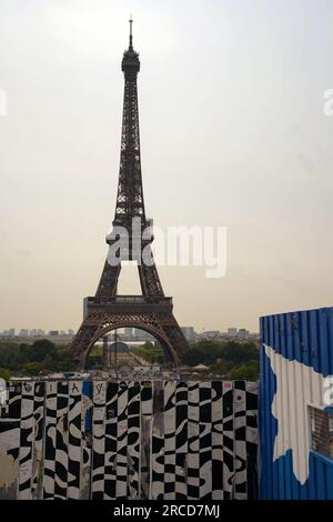 Parigi, Francia-07.22.22.22: Torre Eiffel, vista da dietro una recinzione dipinta di graffiti. Foto Stock