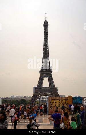 Parigi, Francia-07.22.22.22: Torre Eiffel, vista da dietro una recinzione dipinta di graffiti. Foto Stock